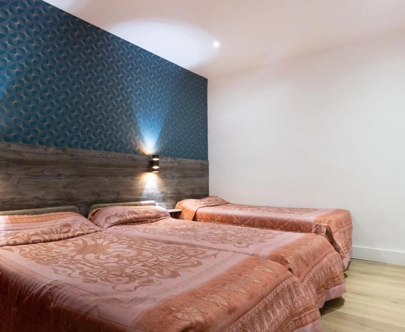 Hotel Leonard De Vinci 75011 Paryż 2*,  Francja